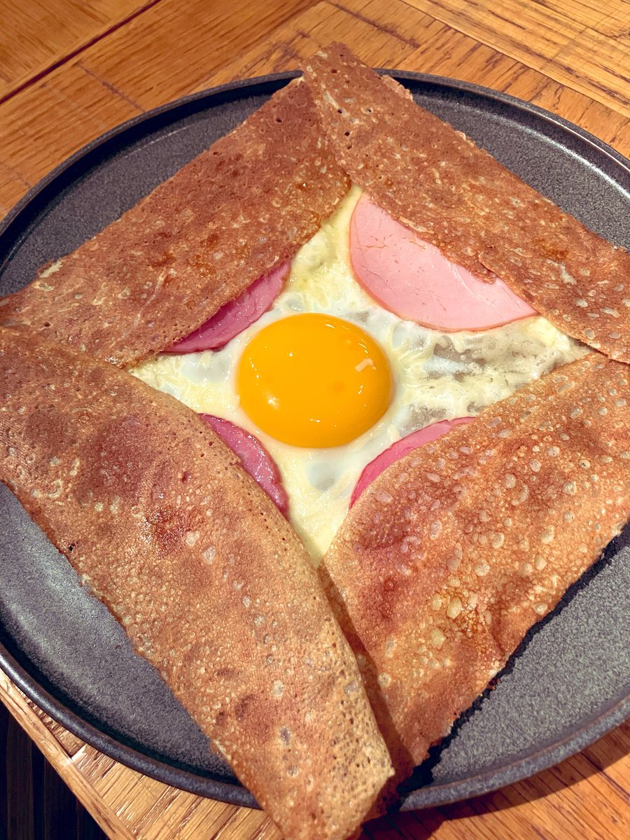 H_tweets_life's tweet photo. 日曜日のランチ🍽️

久々にガレット食べた✨
好みだった🫶
サラダももりもりでお腹いっぱい🥗 https://t.co/0lXS5CMqMC