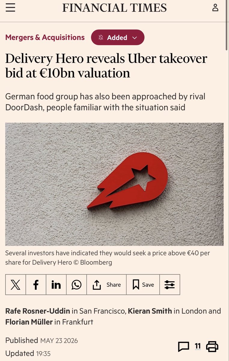 davmiranda's tweet photo. Cómo se está moviendo últimamente el sector del delivery en Europa.

El año pasado, Prosus (🇳🇱🇿🇦) compró JustEat Takeaway (🇳🇱🇬🇧) por €4,1B y DoorDash (🇺🇸) compró Deliveroo (🇬🇧) por £2,9B. 

Recuerdo que Deliveroo salió a bolsa en 2021 con una valoración de £7,6B y se pegó tal batacazo (30% de caída en su primer día de cotización), que otro competidor como Glovo (🇪🇸) –que estaba considerando su propia salida a bolsa por las mismas fechas– canceló sus planes y el 31 de diciembre de 2021 anunció su venta a Delivery Hero (🇩🇪), que, a base de compras en secundario, se había convertido en su accionista mayoritario. 

Pues bien, ahora le toca el turno a DH, dueño de Glovo, con Uber (🇺🇸) y DoorDash (🇺🇸) intentando cortejarlos.

Uber se ha hecho en los ùltimos meses con más del 25%+ del capital (entre acciones y derivados), a base de comprar acciones a Prosus, obligado a desinvertir por los reguladores europeos, tras su adquisición de Just Eat Teakaway.

Segùn FT Uber ha hecho una oferta informal de €10B por DH (€33 por acción) que no tiene pinta de que vaya a volar (de hecho, las acciones cerraron el viernes a €33,59 –cuando anunció la compra de Glovo el 31 de diciembre de 2021, en un cambio de cromos, la acción de DH cotizaba a €98–). 

No se sabe aún si DoorDash ha hecho oferta, pero según el FT, también está en contactos con la alemana.

Las expectativas son ofertas alrededor del €40, lo que supondría una valoración de unos €13B.

Lo curioso del caso es que DH lleva tiempo sufriendo presiones para que desinvierta sus divisiones en Asia y Middle East para reducir deuda.

Solo su 80% en Talabat (🇰🇼) podría valer €9B y, en el mandado que ha dado a JP Morgan para buscarle un comprador para Baemin/Woowa Brothers (🇰🇷), aspira a alcanzar los €4,6B (la adquirió en 2019 por $4B).

Precisamente, Uber y Naver (🇰🇷), el nuevo dueño de Wallapop (🇪🇸), se han unido para hacer una oferta conjunta por la división surcoreana, compitiendo con otros potenciales candidatos como DoorDash y Alibaba (🇨🇳).

Lo paradójico del caso es que la división de Asia-Middle East de DH ya vale más que las valoraciones de DH que se están barajando.

Parece que el sector del delivery va irremediablemente encaminado hacia un oligopolio, donde solo quedará un “europeo” (Prosus, si bien controlado por el sudafricano Naver).