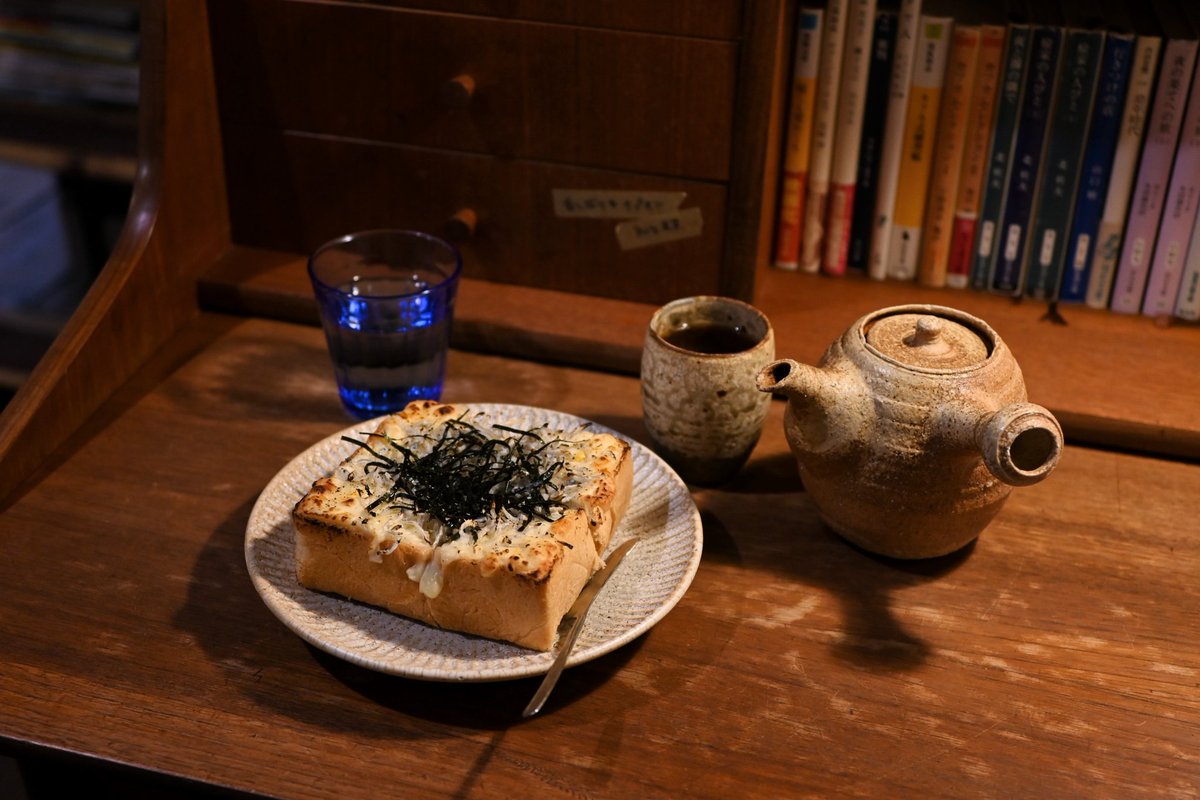 s__laughter's tweet photo. 本屋イトマイ@常盤台
おひとりさまに優しいブックカフェ。しらすのトーストをいただきました。それぞれの座席に個性があり、決して広くはないもののレイアウトの工夫により落ち着いて読書に耽ることができます。次はロフト席に籠ってみたいなぁ。 https://t.co/FPKjysWO6y