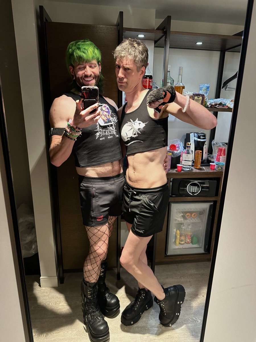 LosingColor's tweet photo. Furlandia has been INSANE 💚🖤 https://t.co/jjIFhrpqoS