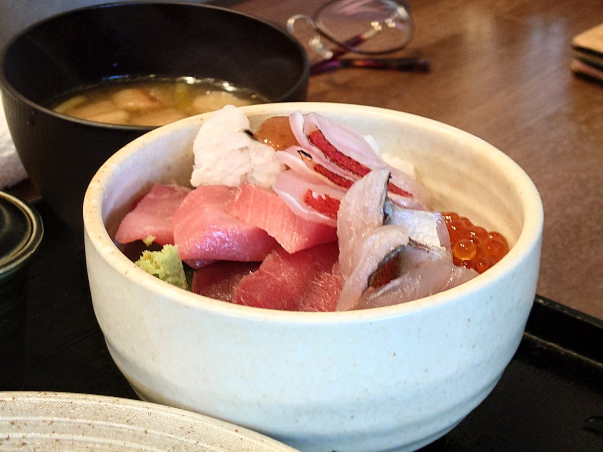 boy_nemui's tweet photo. 今日のお昼は蕎麦屋にGO。
ジジイはもり蕎麦大盛り
ババアはおろし蕎麦海鮮丼セット

海鮮丼が👌💯 https://t.co/HQMmVVhwLs