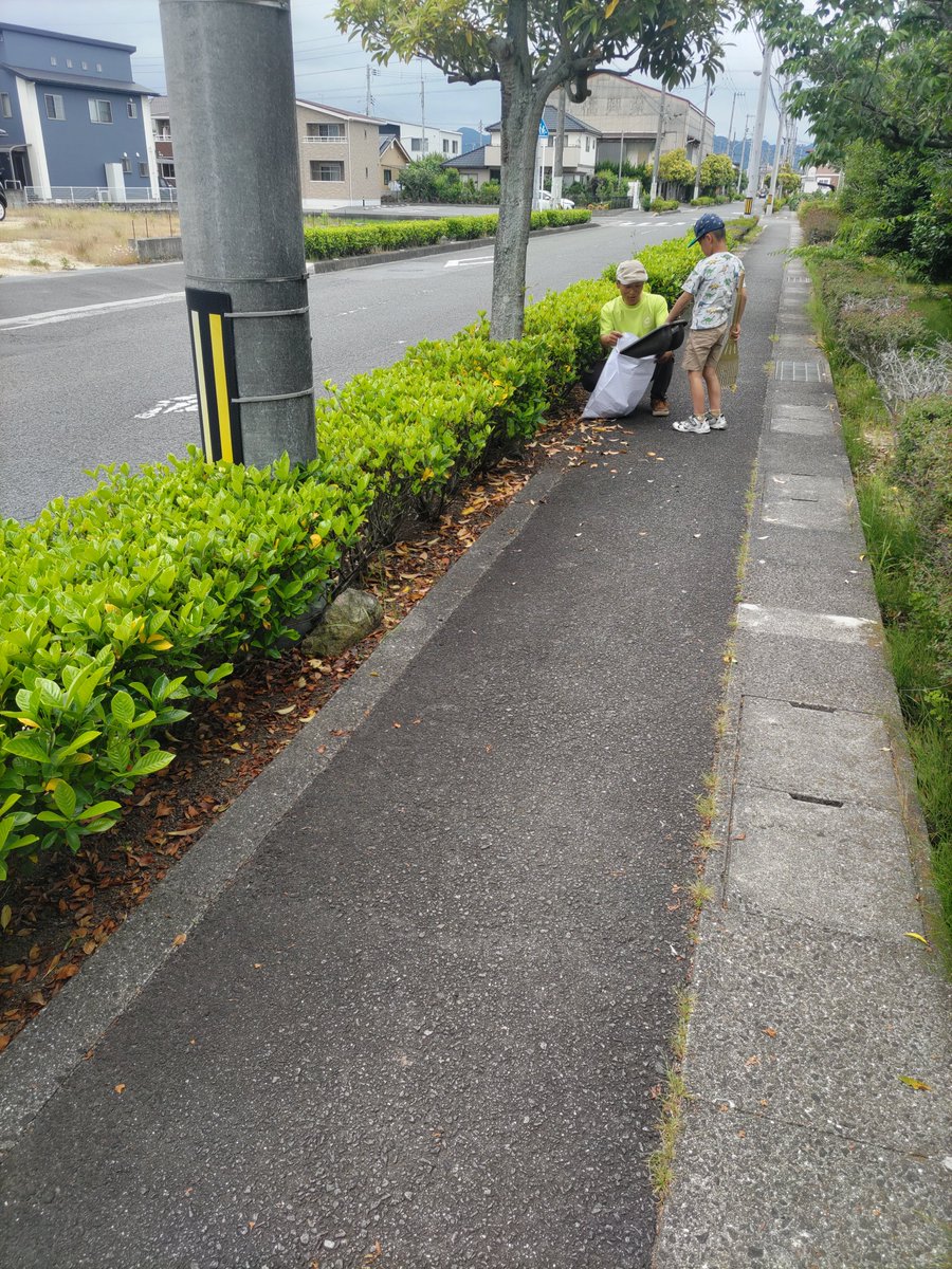 Mtakashi1571's tweet photo. 本日は三津屋東1号公園周辺道路を清掃しました。
公園に続く歩道が綺麗になってアクセスが容易になりました。 https://t.co/uncBjzHPbM
