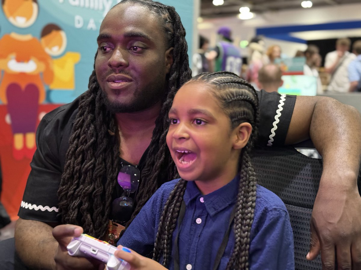 GeekDadGamer's tweet photo. Families loving @LilGatorGame In The Dark DLC at our Family Gaming Zone at London ComicCon. https://t.co/Bk2CkqyJip https://t.co/SJEW8dYotR