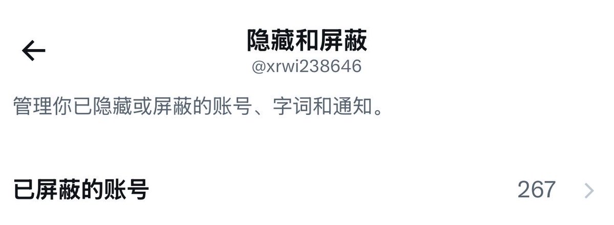 装忧郁蹲在地上被狗认为是在出餐 tweet media