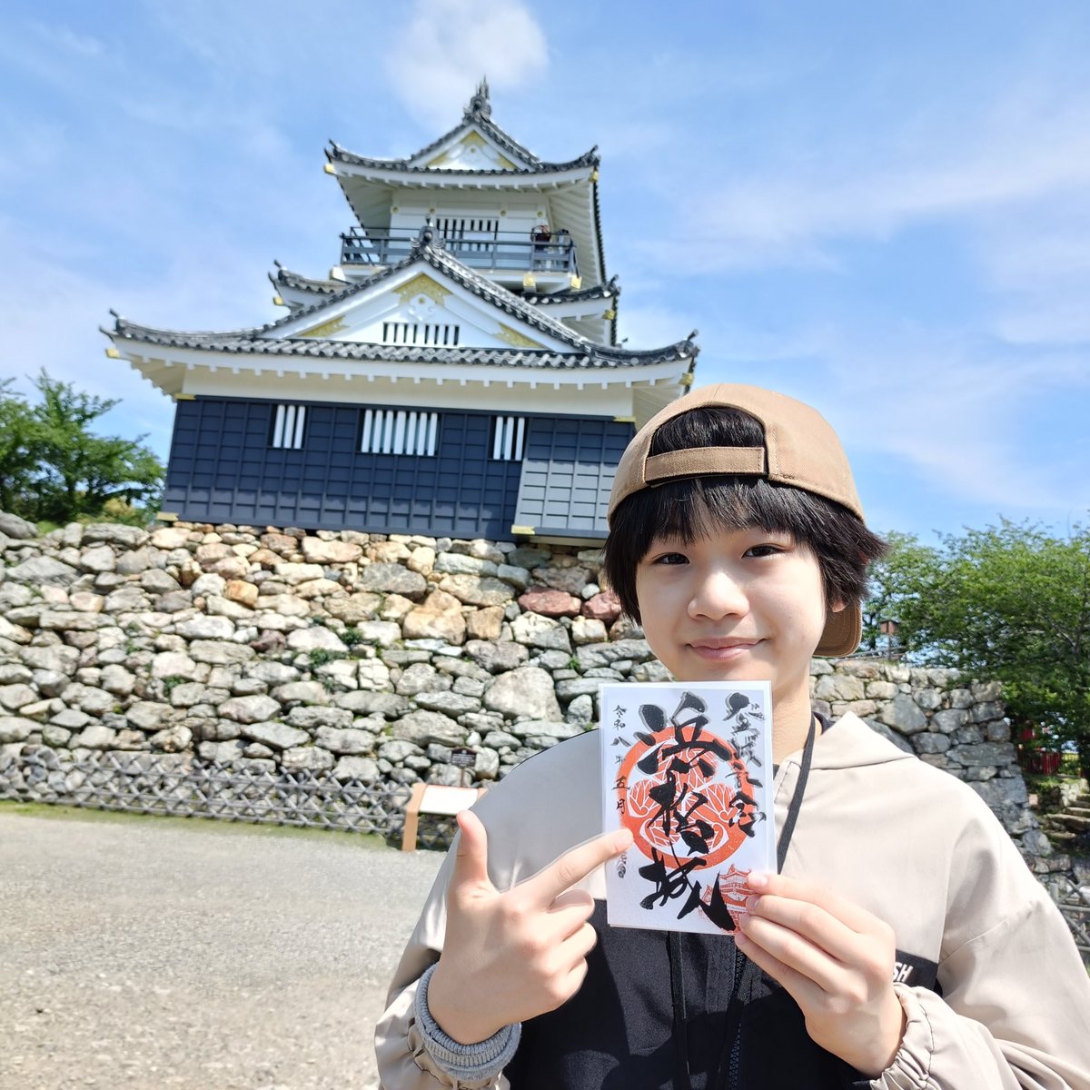 isehashimoto's tweet photo. 少し前に浜松城へ🏯✨️
四つ葉のクローバーがめっちゃあった！
🍀🍀🍀🍀🍀🍀🍀🍀7つ見つけた😂　
お城綺麗でした✨️
若き日の家康像もあったよ⚔️
（インスタもみてね♡）
あっ、テストもがんばりました😂

#浜松城
#御城印
#徳川家康 https://t.co/IKidqY4PBJ