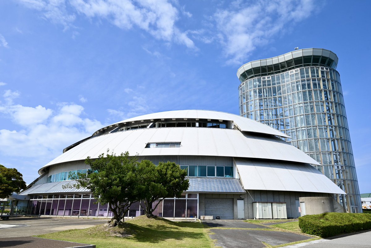 towerup_tw's tweet photo. 夢みなとタワーに来た！
だんだんと青空が広がってきてタワーも、見える景色もキラキラ輝いてた。
そしていつ見てもテンセグリティー構造の内部が美しい。。 https://t.co/crhu3C5ocj