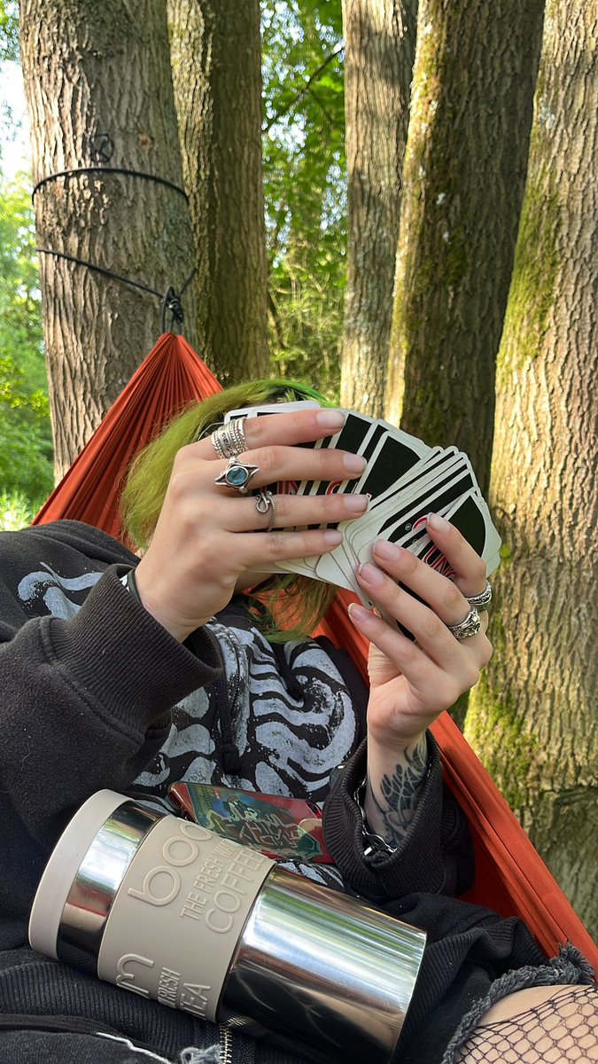 calypsem's tweet photo. les gars petit hack n'hesitez pas a prendre de la codeine juste avant de vous endormir comme ca au reveil vous pourrez jouer au uno defoncé dans un hamac au bord de la riviere @deecantadh https://t.co/fWhWprEFDI