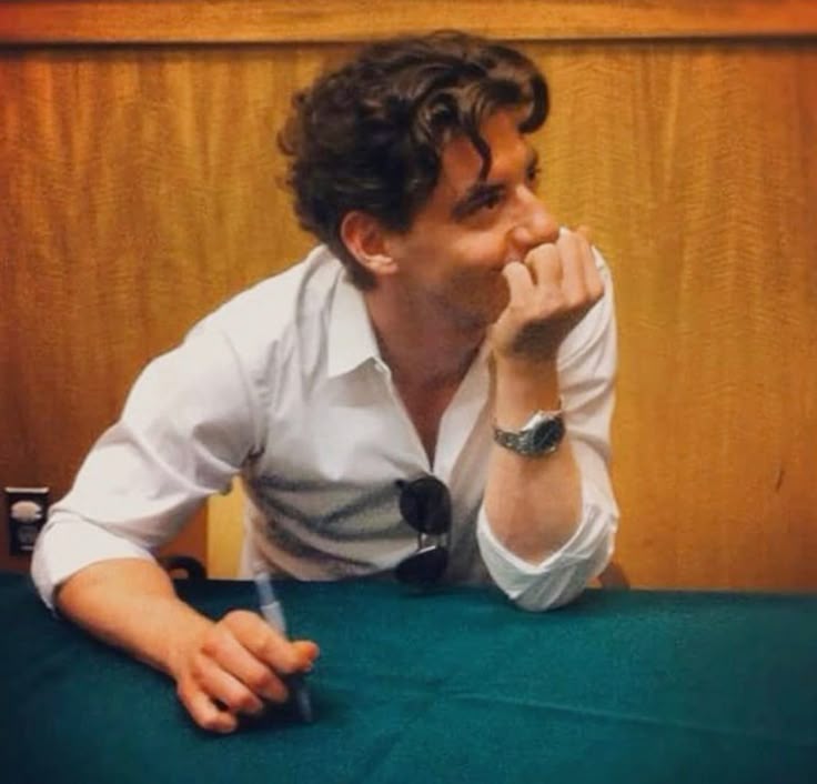 applesettos's tweet photo. shoots him with my laser eyes HE'S SO PRETTY. KILL HIM https://t.co/WhmFerlPYw
