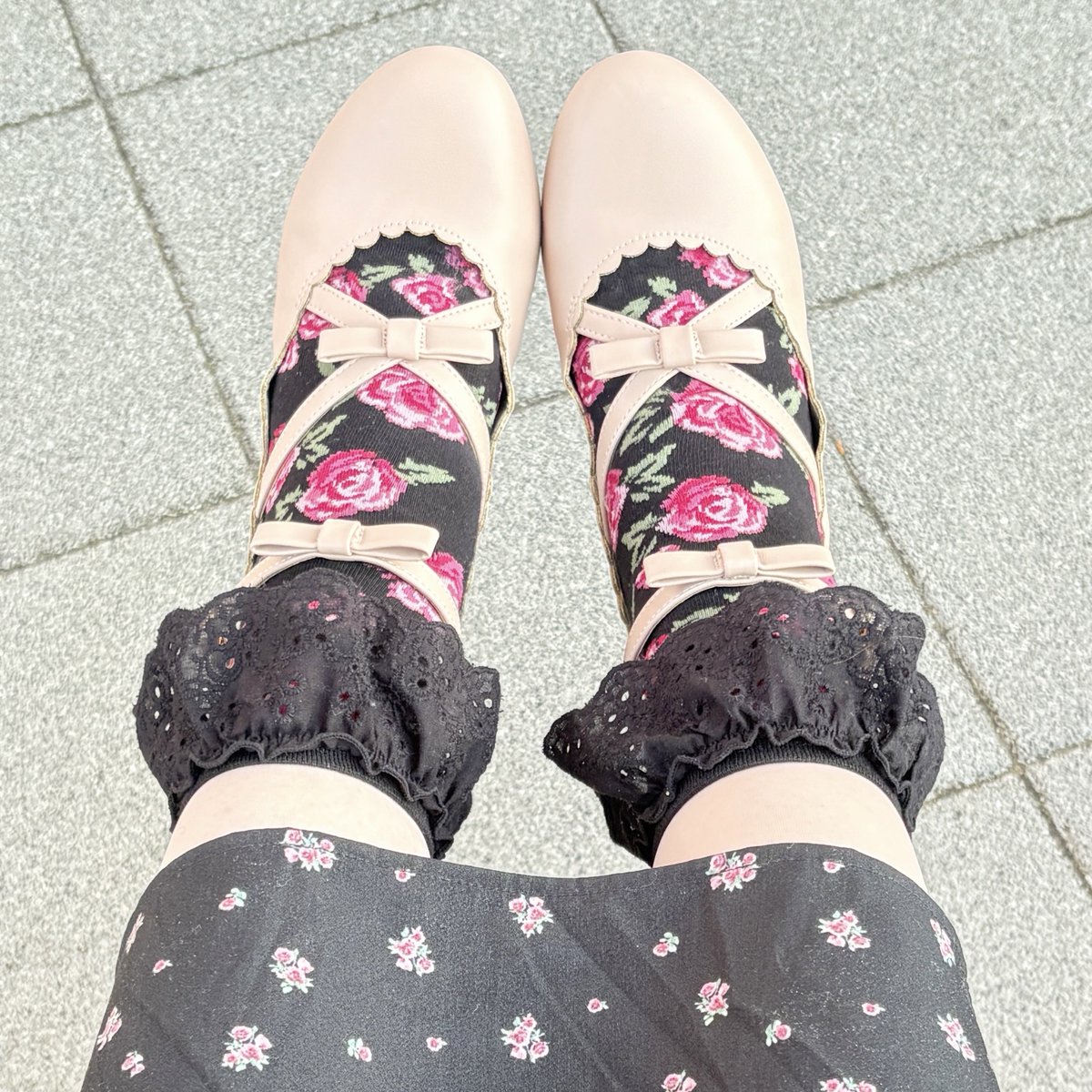 _rose_jail_'s tweet photo. 先日の✨️
しまみさの靴と薔薇柄靴下とワンピース🌹
ピンク黒可愛い︎💕︎
#しまむら美沙子ちゃんコラボ
#しまみさ https://t.co/fOnwGOoMd2