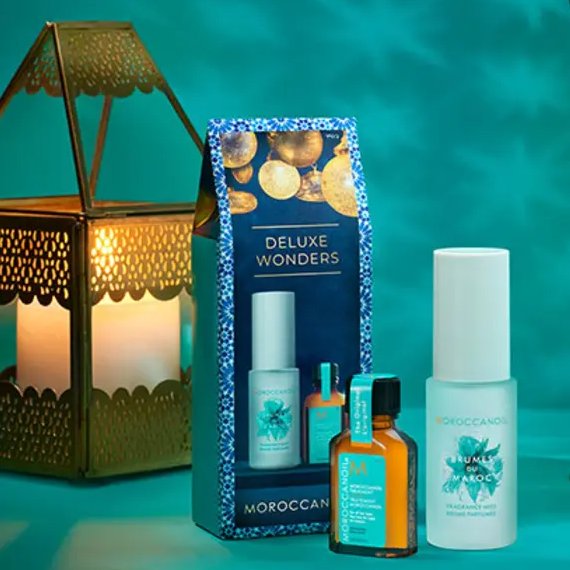 thenews_fr's tweet photo. 🇲🇦🇮🇱 Savez-vous que la société Moroccanoil, qui sponsorise l’Eurovision depuis 2020, est israélienne ?

En effet, Moroccanoil Israel Ltd. fabrique ses produits cosmétiques principalement dans le nord d’Israël, en utilisant comme ingrédient principal l’huile d’argan brute importée du Maroc.

🫰 Avec ce nom très « marocain », la marque échappe aux campagnes de boycott. Cela lui permet de se développer partout en Europe, notamment en France, où elle est vendue chez Sephora, Marionnaud, Printemps, Primor, Amazon, etc.