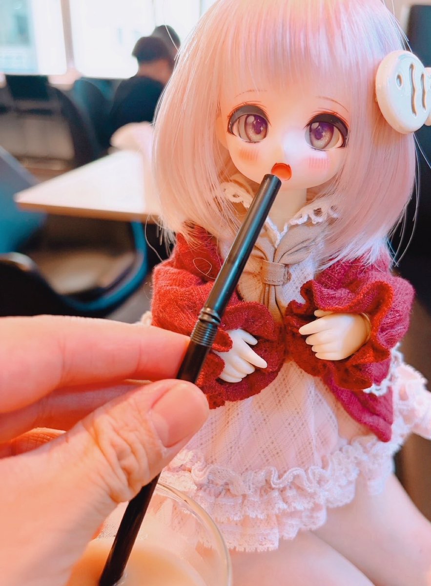rinco0517's tweet photo. カカフ｢なにこれー｣
旦那｢ミルクティーだよー、飲んでみる？｣
カカフ｢いただきまーす…ちょっとミルク足りない！！｣ https://t.co/XNwC1JAFo1
