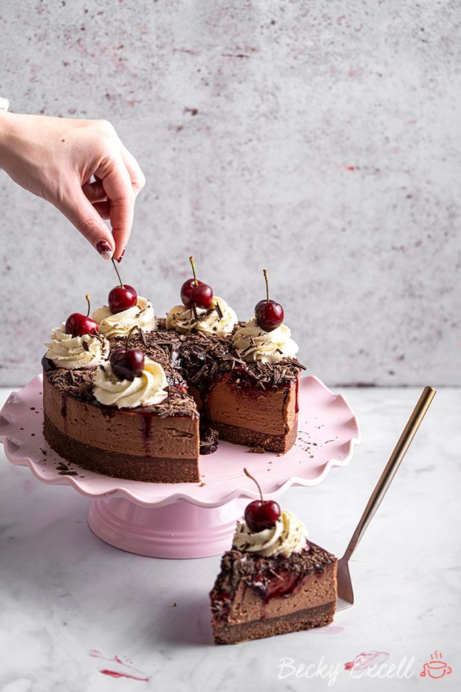 beckyexcell's tweet photo. Gluten-free black forest cheesecake recipe – this no-bake wonder is a combo of boozy cherry, cream, chocolate and is super easy to throw together!

RECIPE 👇🏻 
https://t.co/9GE4U9z8tb https://t.co/AuydeUeEby
