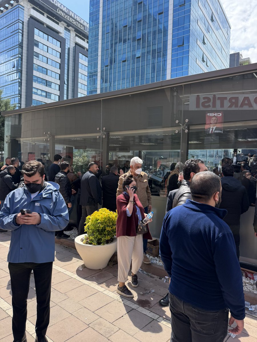 YankiBagcioglu's tweet photo. Şu an; CHP Genel Merkezi’nde demokrasi ve adalet için mücadele veriliyor. 

Vatan sevgisi ile makam sevdasının, Cumhuriyet değerleri ile istibdatın mücadelesi ! https://t.co/MSrY0VJc4S