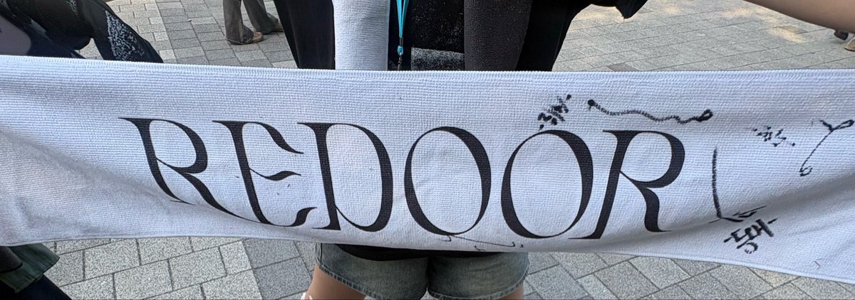 dlemdeoo's tweet photo. 방금 리도어 퇴길에서 사인 슬로건 떨어뜨리신분 인포에 맡길게요ㅠㅠㅠㅠㅠ!!!!!!!! 
꼭 찾아가세요!!!!!!!!!!!!!!!!!!!!!!! https://t.co/Jik5w9OSXZ