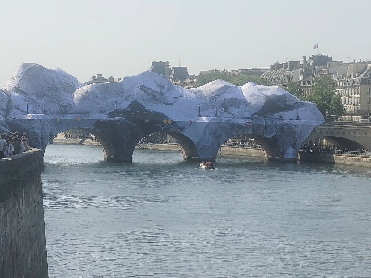 Michela_Russ0's tweet photo. Le soleil revient à #Paris, et le Pont-Neuf se change en caverne. Petite pause devant l’installation éphémère de #JR, entre illusion minérale et décor urbain. Après #Florence et #Rome (notamment La Ferita au Palazzo #Strozzi à Florence et Punto di Fuga au Palais #Farnese à Rome.). @palazzostrozzi @Paris
La Caverne du Pont-Neuf de JR.