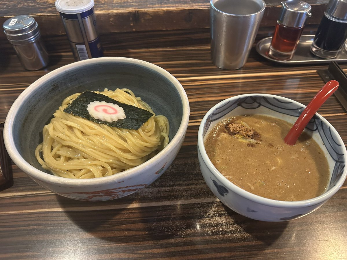 yuu2105's tweet photo. チラッと旧車イベント見て
つけ麺食べて
ケーキを買って帰る。
そんな日曜日でした。 https://t.co/gOZxy7pizV