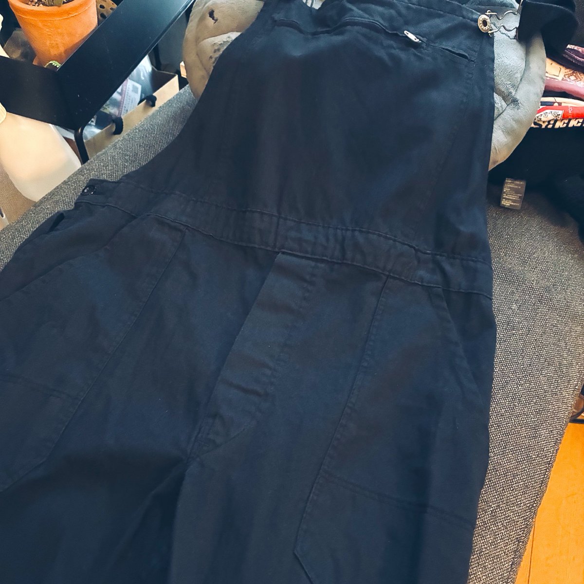 prtk1110's tweet photo. 散歩ついでにユーロヴィンテージを立て続けにdig🪏

- ドイツ製 60〜70s 黒ヘリンボーンのオーバーオール

サイズバッチリ状態も良いのが相場3分の1くらいだったので確保。

オーバーオールが似合うじぃさんへの憧れにこれで近づけるな… https://t.co/1y6R9nJsbW