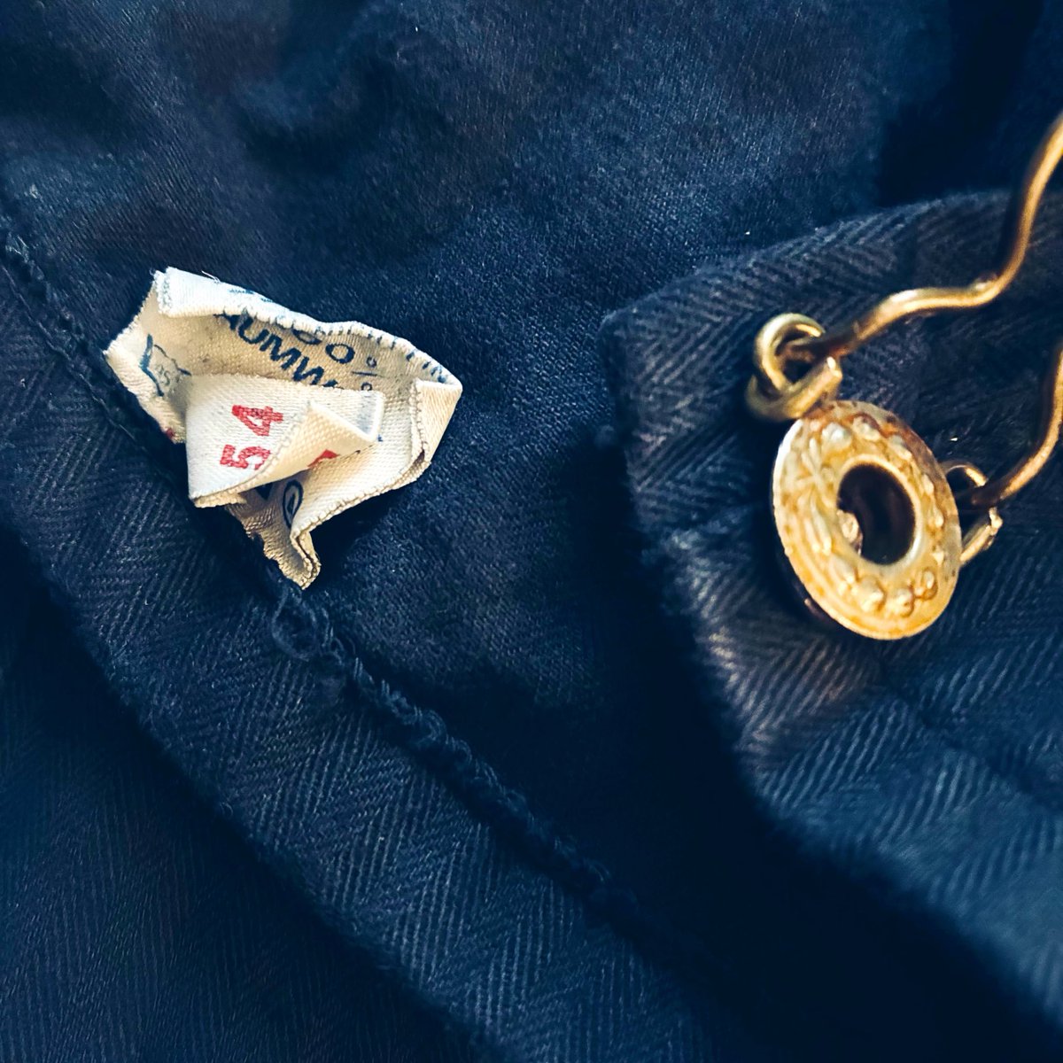 prtk1110's tweet photo. 散歩ついでにユーロヴィンテージを立て続けにdig🪏

- ドイツ製 60〜70s 黒ヘリンボーンのオーバーオール

サイズバッチリ状態も良いのが相場3分の1くらいだったので確保。

オーバーオールが似合うじぃさんへの憧れにこれで近づけるな… https://t.co/1y6R9nJsbW