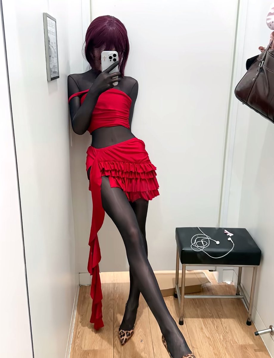 bu89424's tweet photo. 煞笔是不配有智商的，有智商的煞笔是最不配为狗的，真正的煞笔狗就应该对着亲妈的圣足俯首称臣，毕竟亲妈只需要晃一晃自己的美脚，你们的狗钱包和狗脑浆就彻底没有了呢～
点赞欠款20亲妈追款🖤
还完钱可以解锁语音辱骂哦！！
#atm #ATM奴 #上贡 #压榨 #抖s #报销 #账单奴 #吐钱 https://t.co/YEBW8Riap2