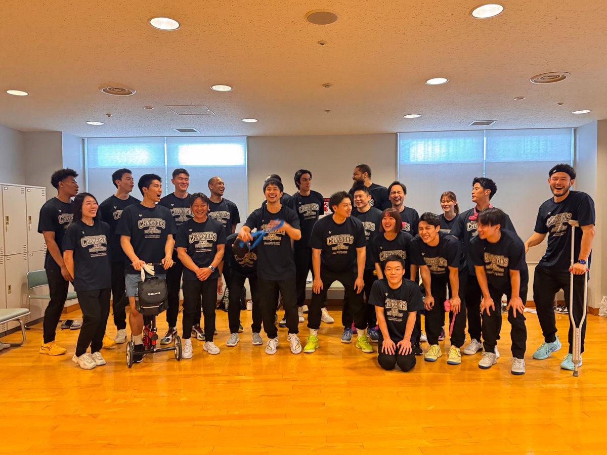 shinshubw's tweet photo. 集合写真となると最年長が真っ先にふざけてしまう、そんな素敵なチームです💛 https://t.co/LOOVxKDpg9