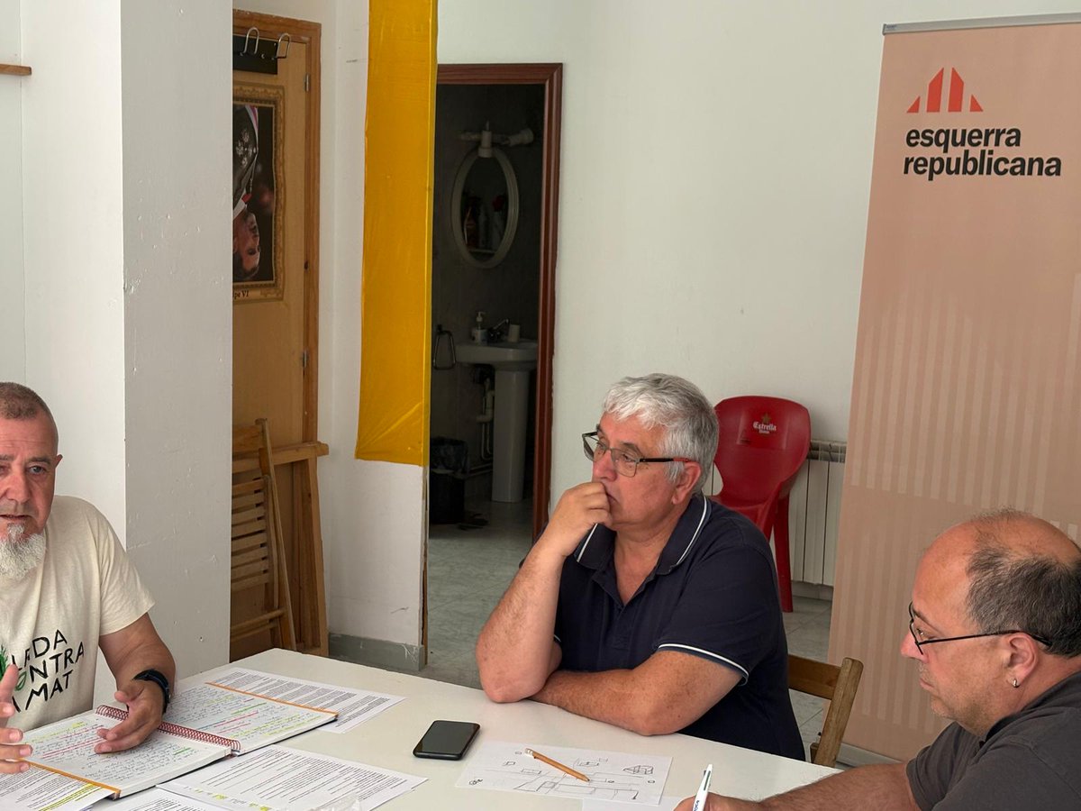 ERCfedLleida's tweet photo. 📌 Ahir ens vam reunir amb la secció local d' @ercartesasegre_  🔶 i vam establir el posicionament i actuacions sobre el #PLATER. Aquest municipi de la Noguera és el què té més assignació de fotovoltaica del país‼️ 

👉🏼 #DefensemElPaís #UnAltreModelÉsPossible https://t.co/evCVr4yIZ8