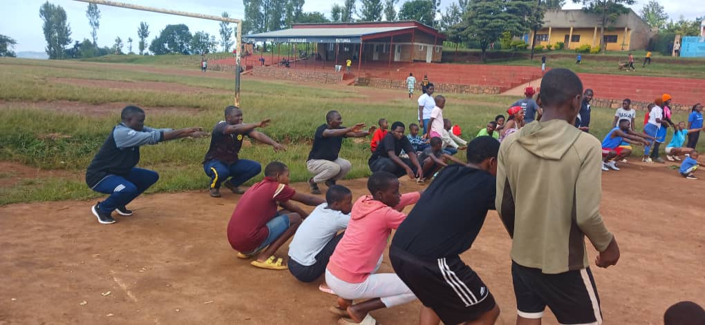 RutungaS's tweet photo. @RutungaS  kuwa 24/05/2025 Abatuye mu Murenge wa Rutunga bazindukiye muri Sport rusange, yitabiriwe n'Abakozi b'Umurenge,Abarimu,urubyiruko n'abaturage,hatanzwe ubutumwa bwo Gukunda igihugu cyane k'urubyiruko,hanapimwa indwara zitandura,hanakinwa umukino  w'umupira  w'amaguru. https://t.co/UeTtSQvBst