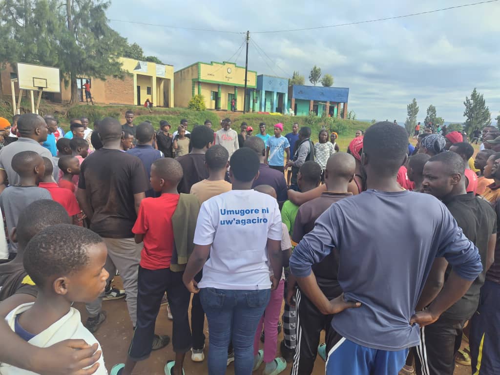 RutungaS's tweet photo. @RutungaS  kuwa 24/05/2025 Abatuye mu Murenge wa Rutunga bazindukiye muri Sport rusange, yitabiriwe n'Abakozi b'Umurenge,Abarimu,urubyiruko n'abaturage,hatanzwe ubutumwa bwo Gukunda igihugu cyane k'urubyiruko,hanapimwa indwara zitandura,hanakinwa umukino  w'umupira  w'amaguru. https://t.co/UeTtSQvBst