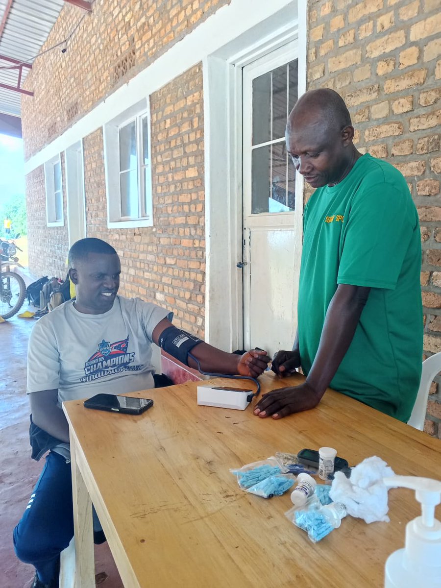 RutungaS's tweet photo. @RutungaS  kuwa 24/05/2025 Abatuye mu Murenge wa Rutunga bazindukiye muri Sport rusange, yitabiriwe n'Abakozi b'Umurenge,Abarimu,urubyiruko n'abaturage,hatanzwe ubutumwa bwo Gukunda igihugu cyane k'urubyiruko,hanapimwa indwara zitandura,hanakinwa umukino  w'umupira  w'amaguru. https://t.co/UeTtSQvBst