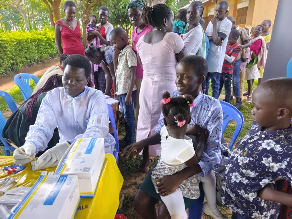 UgandaSickle's tweet photo. Happening Now 📍

A joint community outreach with @Lira_RRH at St. Peter Claver Ober Catholic Parish in Lira City.
The Consortium on Newborn Screening in Africa (CONSA) is committed to ensuring that newborns are screened for sickle cell trait and disease, while also strengthening community referral systems through community-driven solutions led by community health workers.

@KarisMedical @Climate_Allies @DailyMonitor @kcbbankug @qcil_uganda2 @Microhaem @SickleCellWI @upfm_malaria @SabrinaKitaka @Emmanuel_Rotary @HemOnc_Uganda @SusanNabadda @cphluganda @OoasWaho @pridebankltd @WHOUganda @pagthals @IpasOrg @ADEAJOSHUA23 @burundi_30 @AfricaCDC @pearlbank_ug  @mrs_tunjiajayi @IBloodDisorders