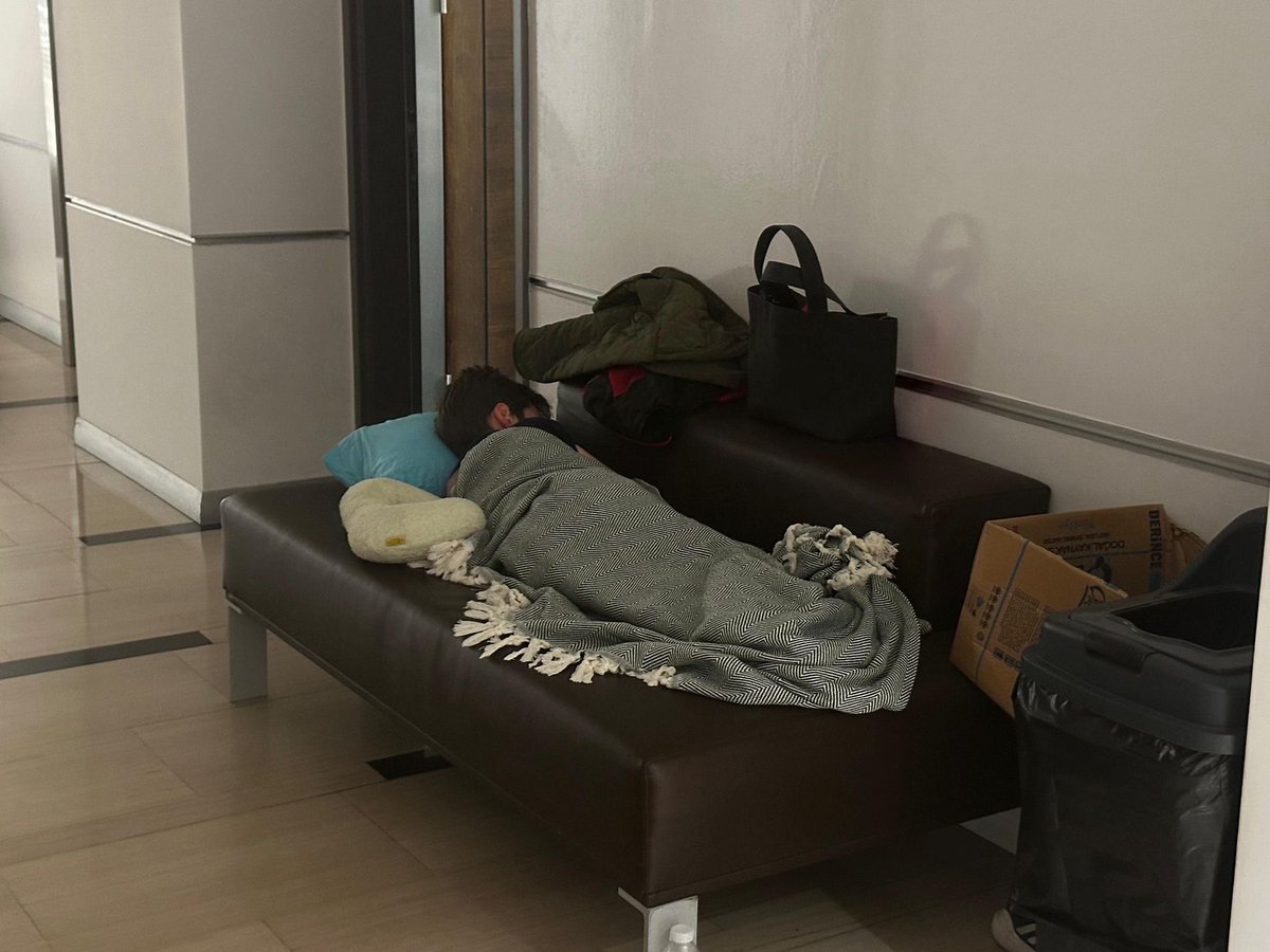 burakkaankavsut's tweet photo. CHP’nin kodlarında karanlığa teslim olmak yoktur.
CHP’nin kodlarında mücadele vardır, direniş vardır, pes etmemek vardır.

Bizde ne Şerife Bacılar tükenir, ne Mustafa Kemaller.

Bugün yaşananlar sadece CHP’lilerin değil, tüm Türkiye’nin meselesidir.

KURTULUŞ YOK TEK BAŞINA!
YA HEP BERABER YA HİÇBİRİMİZ!
