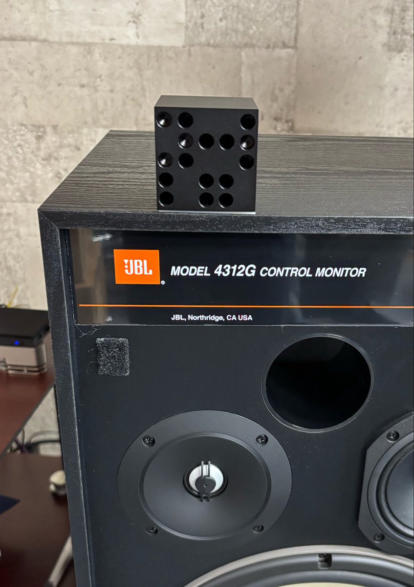 ROYALAUDIO1977's tweet photo. 『TAKT キューブ』先日当店でも試聴させていただきました♪
ツィーター上部に設置するチューニング材となっていて記事内にあるように音像定位がより明確となり、音場の奥行き表現もアップしました😊
橋梁設計における空気の流れを調整する技術が応用されているらしいです！当店でも導入予定です😆 https://t.co/3Lo6bDBq46