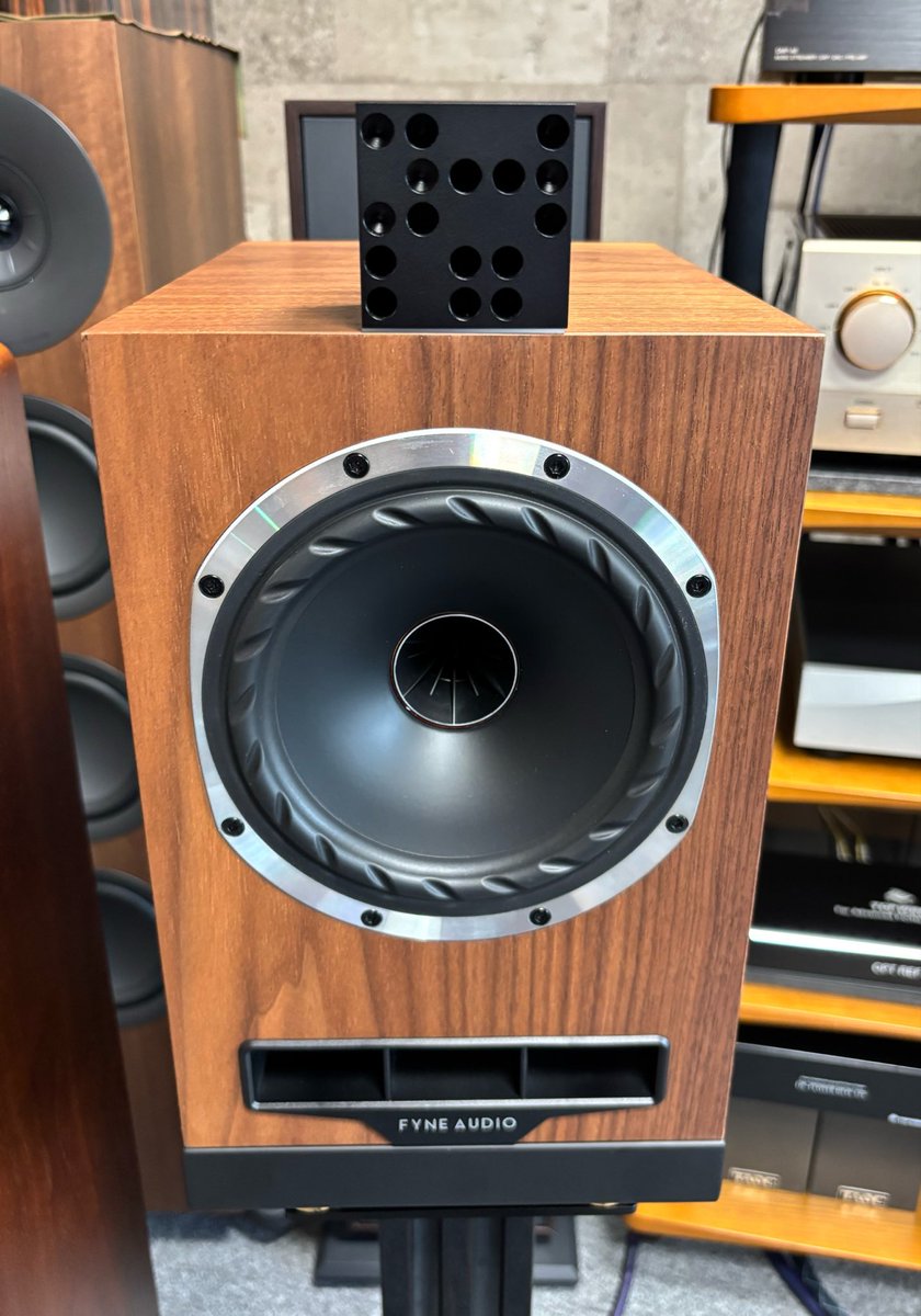 ROYALAUDIO1977's tweet photo. 『TAKT キューブ』先日当店でも試聴させていただきました♪
ツィーター上部に設置するチューニング材となっていて記事内にあるように音像定位がより明確となり、音場の奥行き表現もアップしました😊
橋梁設計における空気の流れを調整する技術が応用されているらしいです！当店でも導入予定です😆 https://t.co/3Lo6bDBq46