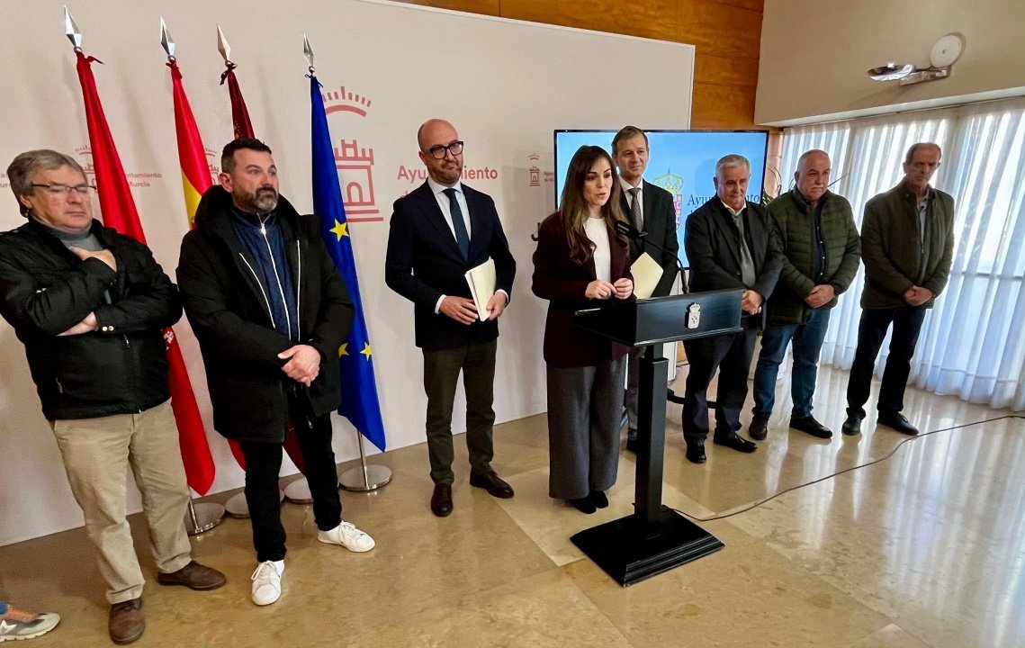 AAVVBarriomar's tweet photo. ...al ya anunciado proyecto municipal de eliminar el carril bici y las paradas de bus, con el único objeto de ensanchar carriles de tráfico privado. Murcia no puede retroceder en movilidad sostenible ni en transporte público, y nosotros pretendemos ser un barrio, no una autovía⬇️ https://t.co/Xl9Jm5IiJ2