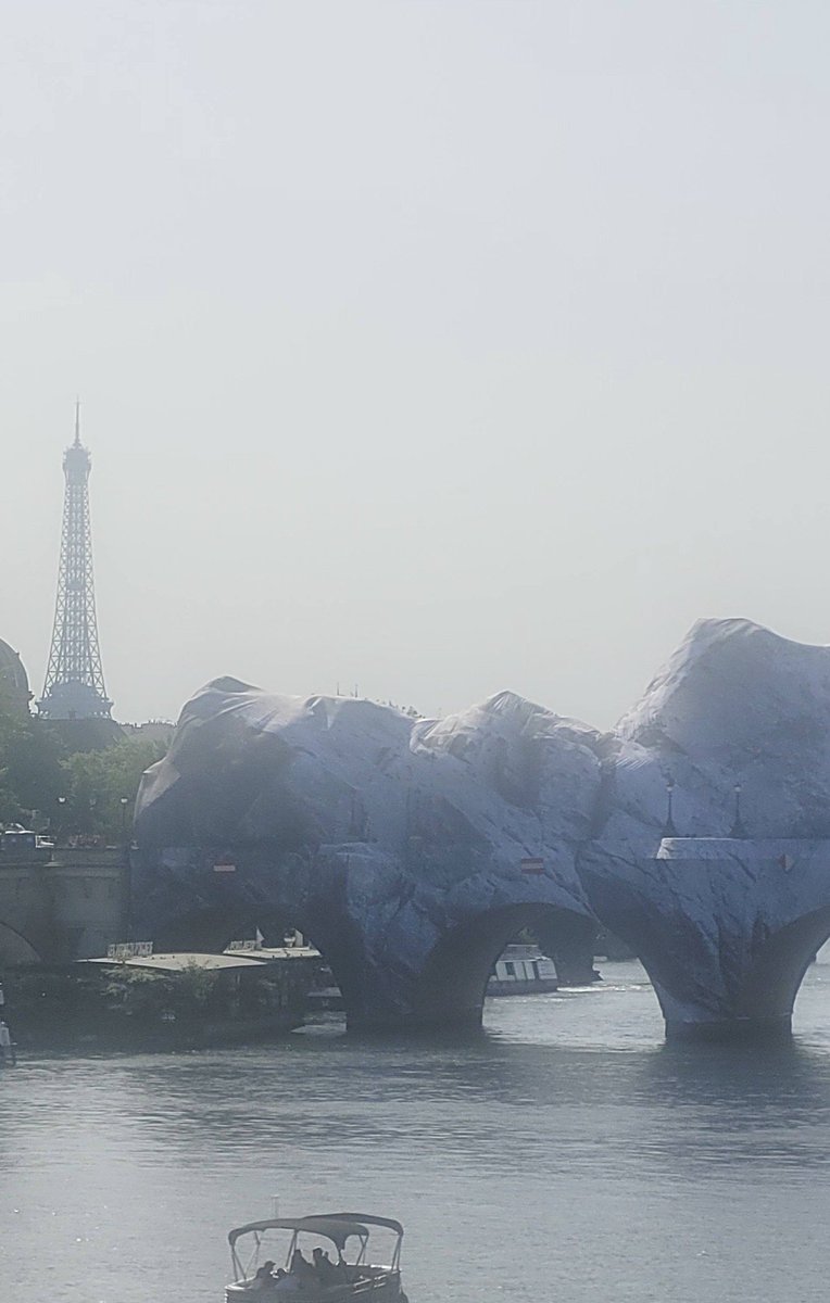 Michela_Russ0's tweet photo. Le soleil revient à #Paris, et le Pont-Neuf se change en caverne. Petite pause devant l’installation éphémère de #JR, entre illusion minérale et décor urbain. Après #Florence et #Rome (notamment La Ferita au Palazzo #Strozzi à Florence et Punto di Fuga au Palais #Farnese à Rome.). @palazzostrozzi @Paris
La Caverne du Pont-Neuf de JR.