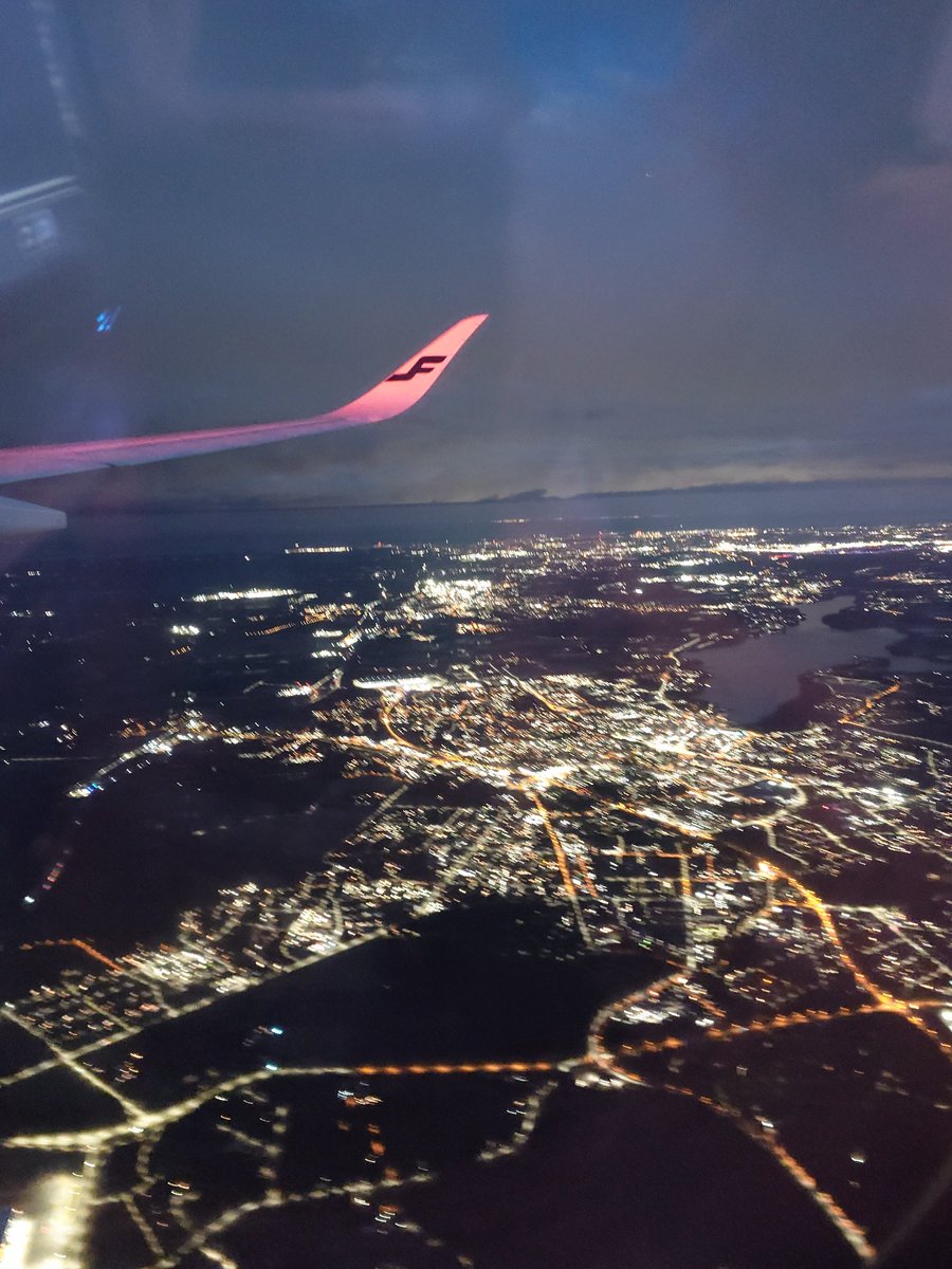 SpyAlx's tweet photo. アムステルダムからヘルシンキへ夜間飛行🛫　#フィンエアー
翼と月✈️🌝　夜景🛬🌌
またいつかきっと🗺️

撮影機材:#Xperia　#Xperia1VI　#だから私はXperia　#SONY https://t.co/AD2d2NztcN