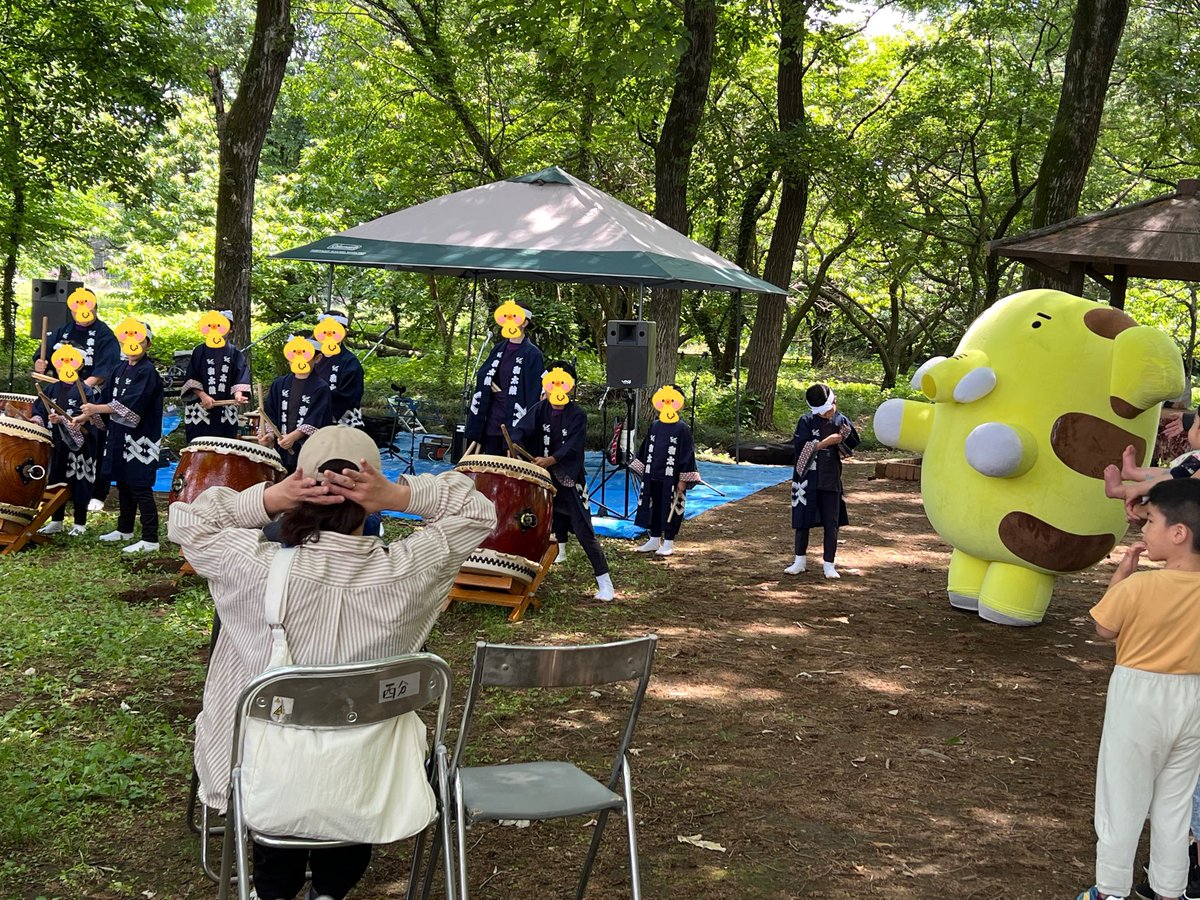 junjun_tcy's tweet photo. お天気が心配されたフォレストフェスタ🌿
5年目ともなればみんな慣れてお手のもの🤗
森の中でのびのびと
#鳥の森
＃和��鼓
#ゾウキリン
＃お話
＃演奏
＃フラダンス https://t.co/zC6HW1rZRV