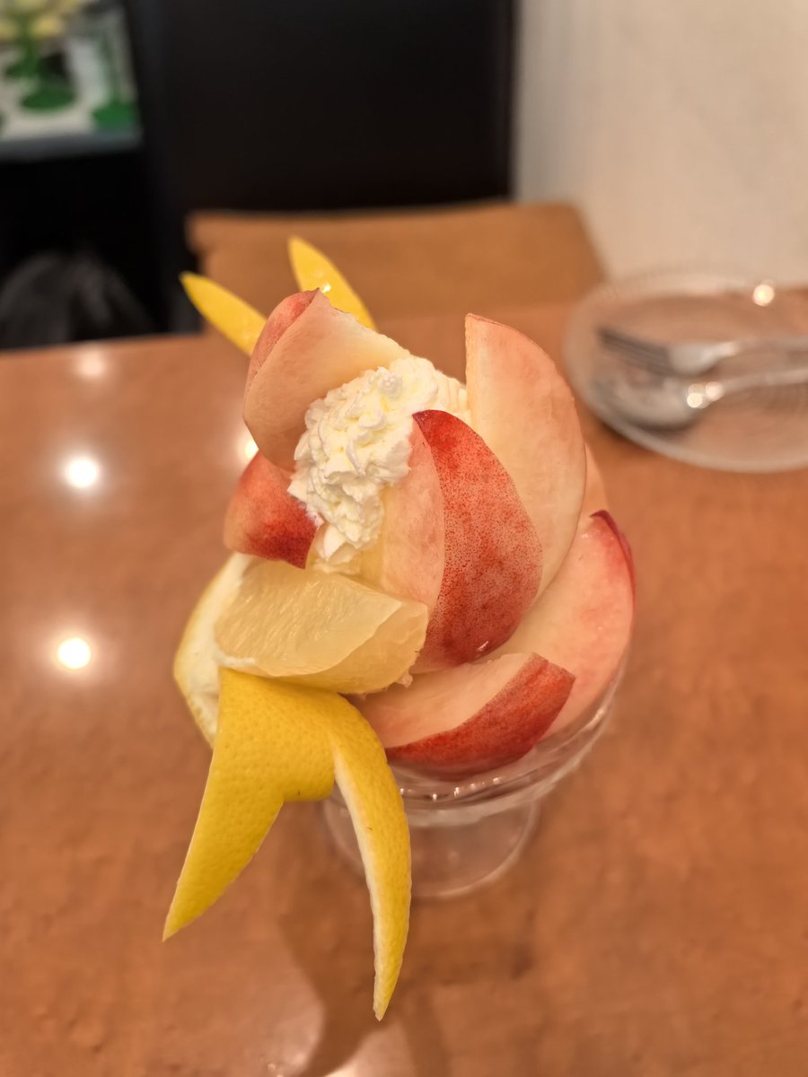 mocimoci_yukimi's tweet photo. 大井町ベルガモットで本日スタートした桃×グレフルパフェ。
桃の甘み、ラクトン感とグレフルの爽やかさが意外に合う。。
構成もバニラアイスと生クリームを間に、グラスの中まで桃グレフル。
初日桃がめちゃ出まくってるそう。
他のフルーツの組合わせもあるけど、この時期の桃の品種にはグレフル合うのでおすすめ（オーナーも言ってました）