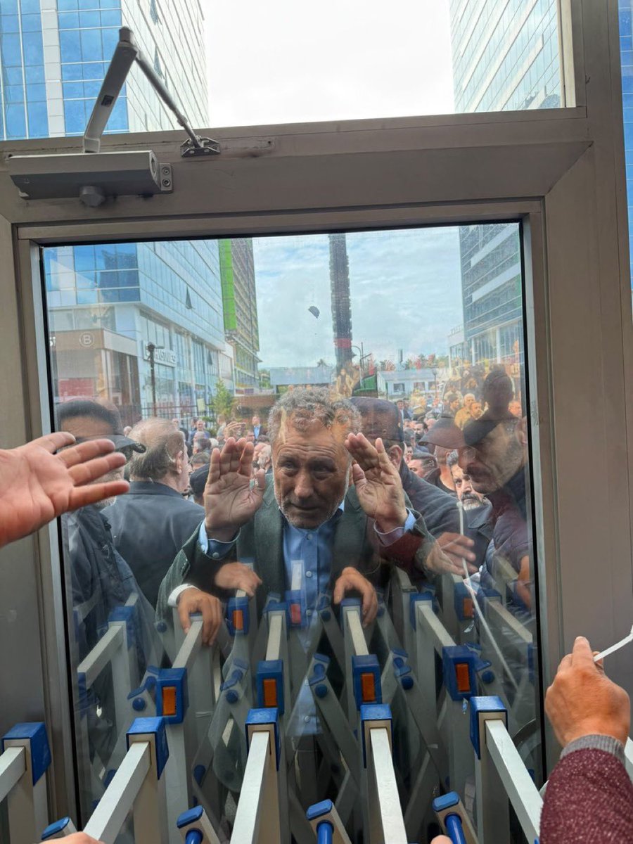 turklendikkk's tweet photo. Kemal Kılıçdaroğlunun has adamlarından olan Orhan Sarıbal polis eşliğinde CHP genel merkezi kapısına dayanmış…
CHP işte bu Atatürk düşmanı dersim çetesi tarafından işgal edildi. https://t.co/Ta5jQv6web