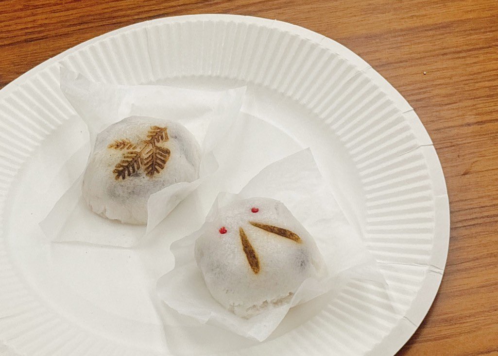 hiroshimakyodo's tweet photo. 5/24（日）「親子教室　和菓子作り」報告🍡
講師にお菓子処 高八の高石様にお越しいただき、和菓子作りに挑戦しました。
唐との交流や茶の湯文化の発展などの影響を受けながら進化してきた和菓子。思い思いの焼き印を押したり、形にして楽しみました。「美味しい！」と好評で楽しい教室となりました😊 https://t.co/MWMgr2iZDM