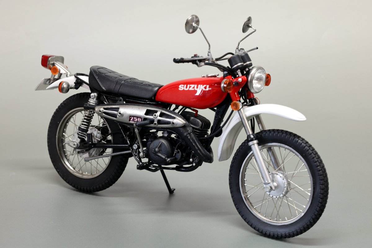 Edanke1's tweet photo. 仮面ライダーのサイクロン号の中身を抜き出して原型のハスラー250を製作しました。もとになっているモデルは初期型なので当時人気が高かった8型に改修しています。2stモデルならではのロー＆ロングのプロフィールが魅力的です。 https://t.co/coJWo5O10g