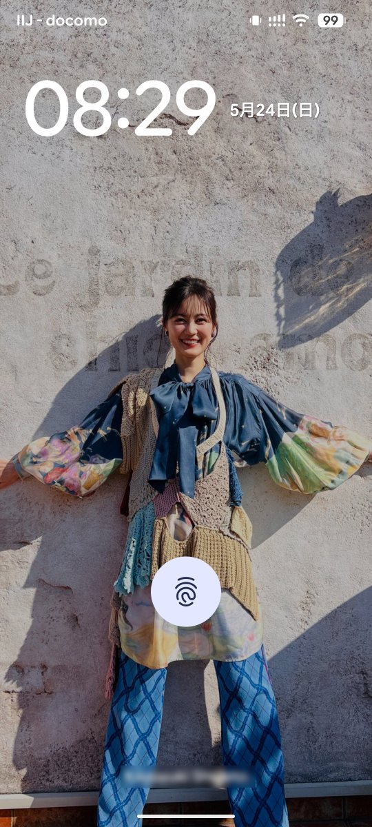 cochihare's tweet photo. スマホの壁紙を変えてみたけど、指紋認証アイコンの位置がデリケートな位置になってしまったので、毎回恥ずかしい😳 https://t.co/NNcdUldcaE