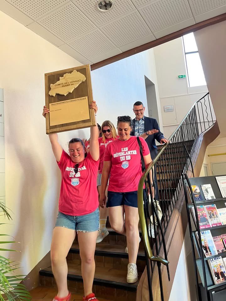 villedebessan's tweet photo. 🏉 Vous les avez vu sur un tracteur dans le village. Elles sont allées jusqu'à la mairie, accueillies par le maire et les élus !

Les Déferlantes du Stade Bessanais ont dignement fêté leur victoire départementale ! Championnes, elles peuvent êtres fières de leur parcours. https://t.co/xPjgmQE8RH
