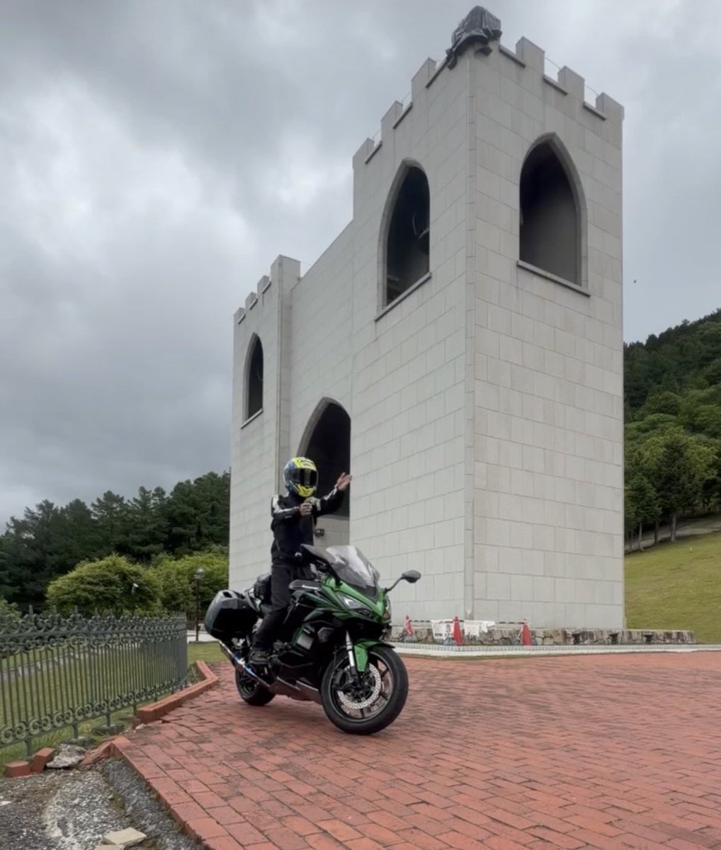 ozapeke_s1000f's tweet photo. 今日のツーリング
ベルピールで
夜の踊り子ミームの格好🤣

#ベルピール自然公園 
#美作滝尾駅 
#ライオットてるてる
#Topmost Biker’s Cafe https://t.co/InhF1J4JN8