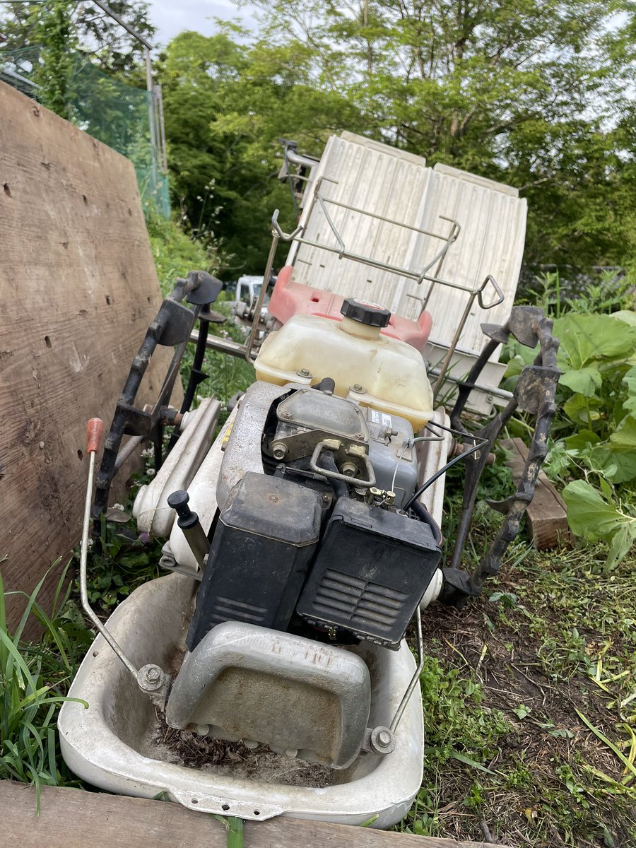 chinyato's tweet photo. 内径6mmの燃料ホースが届いたのでキャブレターを組み立てて取り付けた。

　エンジンは掛かる���うになったけれど機体上昇に操作レバーを入れたら右側だけ上がった。

左側油圧の故障かなぁ？ https://t.co/HGt5Bc3lWK