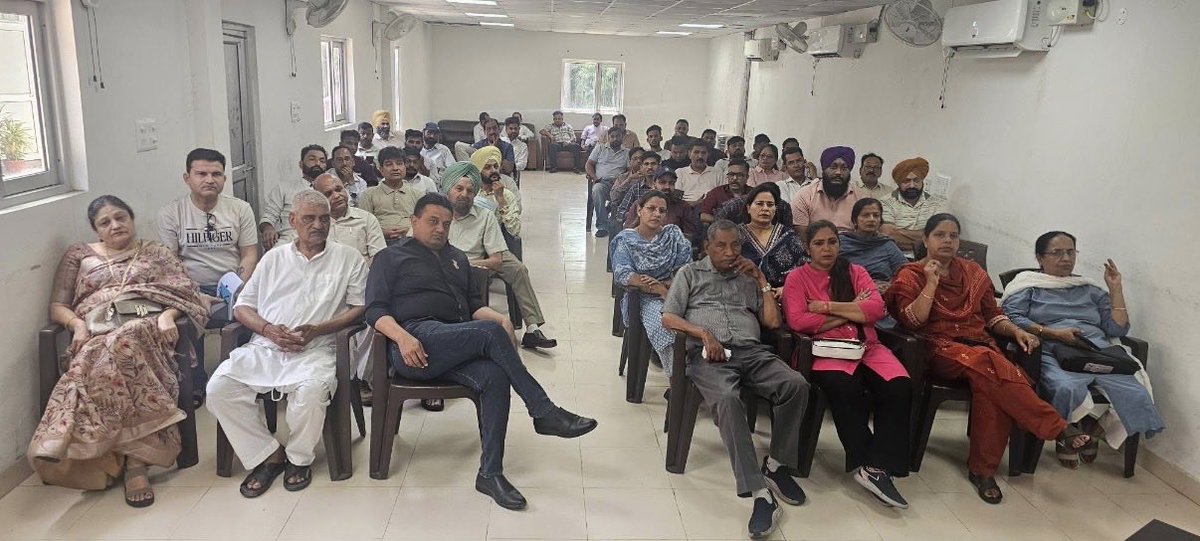 BehgalSatnam's tweet photo. @ArvindKejriwal @BhagwantMann @msisodia @harjotbains @RouriJai @meet_hayer @kang_malvinder 
 
ਚੋਣ ਤਿਆਰੀ ਵਿੱਚ ਸਾਰੇ ਜ਼ਮੀਨੀ ਕ੍ਰਾਂਤੀਕਾਰੀ ਸਾਥੀ।🇮🇳🙏🏻

चुनाव की त्यारी में सभी क्रांतिकारी साथी।🙏🏻🇮🇳

All grassroots revolutionary comrades in election preparations.🇮🇳🙏🏻 https://t.co/vgNPuM8u1d