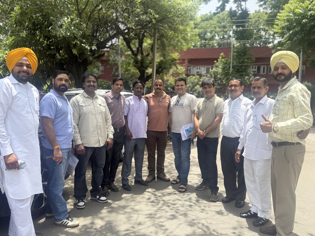 BehgalSatnam's tweet photo. @ArvindKejriwal @BhagwantMann @msisodia @harjotbains @RouriJai @meet_hayer @kang_malvinder 
 
ਚੋਣ ਤਿਆਰੀ ਵਿੱਚ ਸਾਰੇ ਜ਼ਮੀਨੀ ਕ੍ਰਾਂਤੀਕਾਰੀ ਸਾਥੀ।🇮🇳🙏🏻

चुनाव की त्यारी में सभी क्रांतिकारी साथी।🙏🏻🇮🇳

All grassroots revolutionary comrades in election preparations.🇮🇳🙏🏻 https://t.co/vgNPuM8u1d