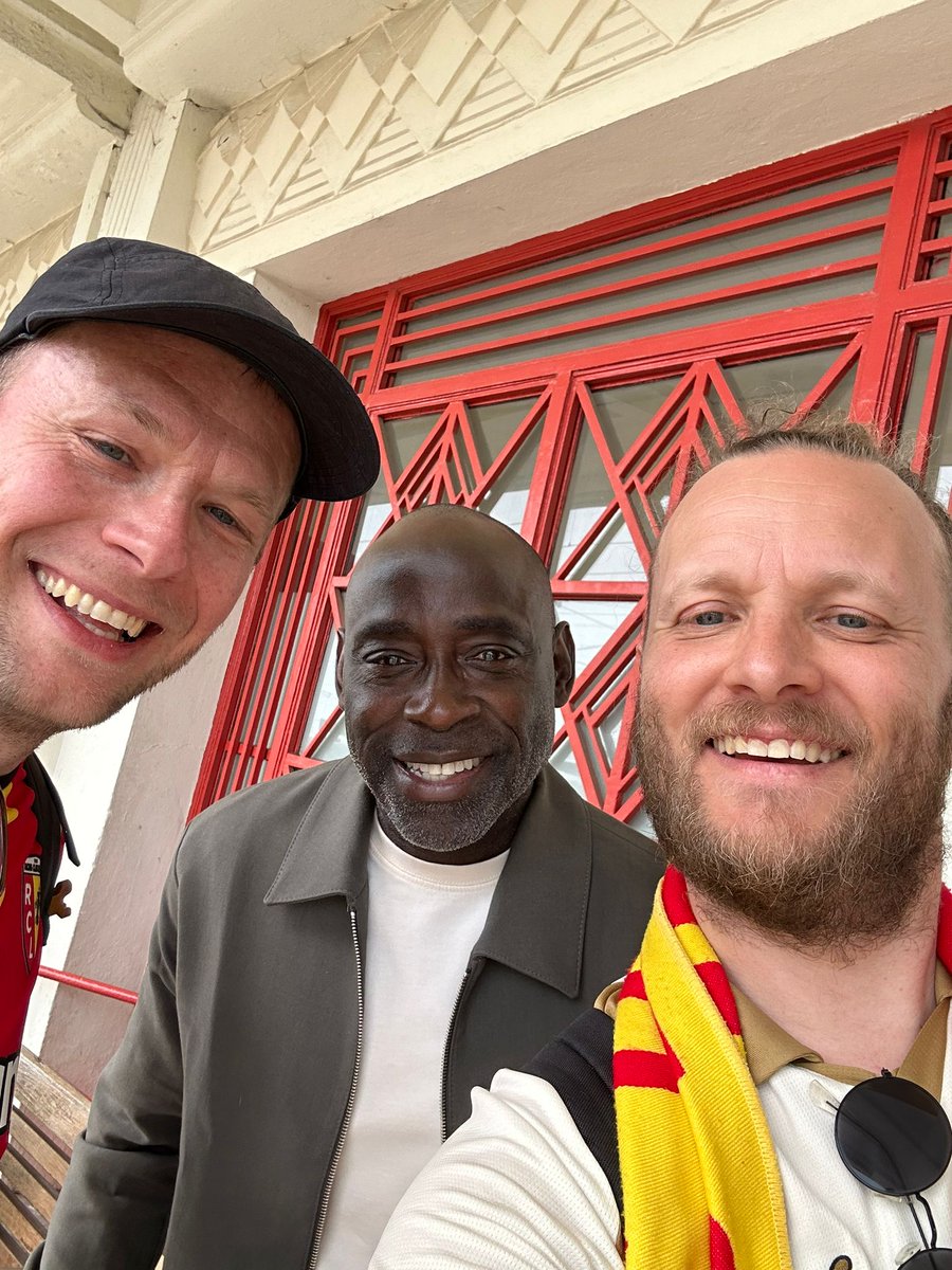 debz_ju's tweet photo. @RBoli11 @EGAUN1 Roger la légende!
Merci d'avoir pu échanger si longuement avec toi gare de Lens et gare du Nord
Tes anecdotes de transfert, ton match de légende en barrage VS Strasbourg, un moment hors du temps pour finir ce WE en apothéose. Un grand grand monsieur ❤️💛 https://t.co/d3540RHf46