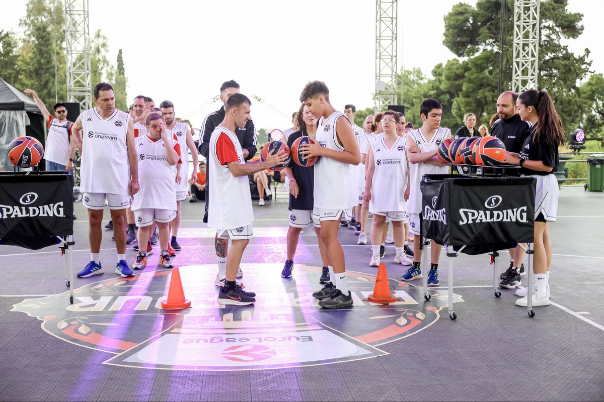OTEuroleague's tweet photo. A day to remember💫
Greeks' biggest rivals joiningforces for a One Team session 🤝🩵 This is how we win together!

#WeAreAIIOneTeam #F4GLORY https://t.co/XVYrIIPq2S