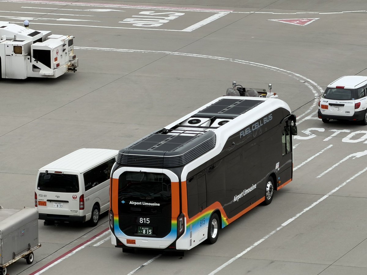 a_ja623's tweet photo. 全部惜しい😅
顔が見えないバス、遠くの737MAX、スピリット香港は��ンウェイチェンジを、、、 https://t.co/F2mNlo3zBA