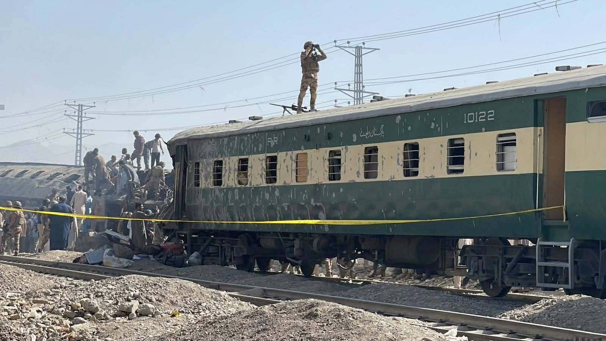 AsmaTarar625's tweet photo. Quetta Blast: Instead of focusing on rescue and relief efforts after the blast, the FC authorities are more concerned with cooking up sensational stories and narratives for the DG ISPR #lanat https://t.co/AM4ddBuCRW
